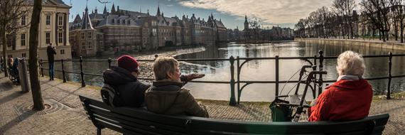 Ouderen zittend op een bankje met uitzicht op de hofvijfer